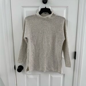 Banana Republic Women's Gray Cream Sweater